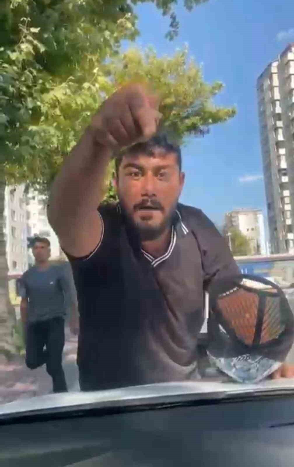 Kayseri’nin Melikgazi ilçesinde ışıkta bekleyerek cam silme bahanesiyle bir aracın