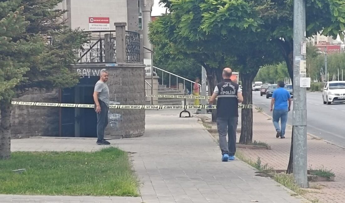 Kayseri’nin Melikgazi ilçesinde bir cami tuvaletinde bıçaklanan şahıs ağır yaralandı.