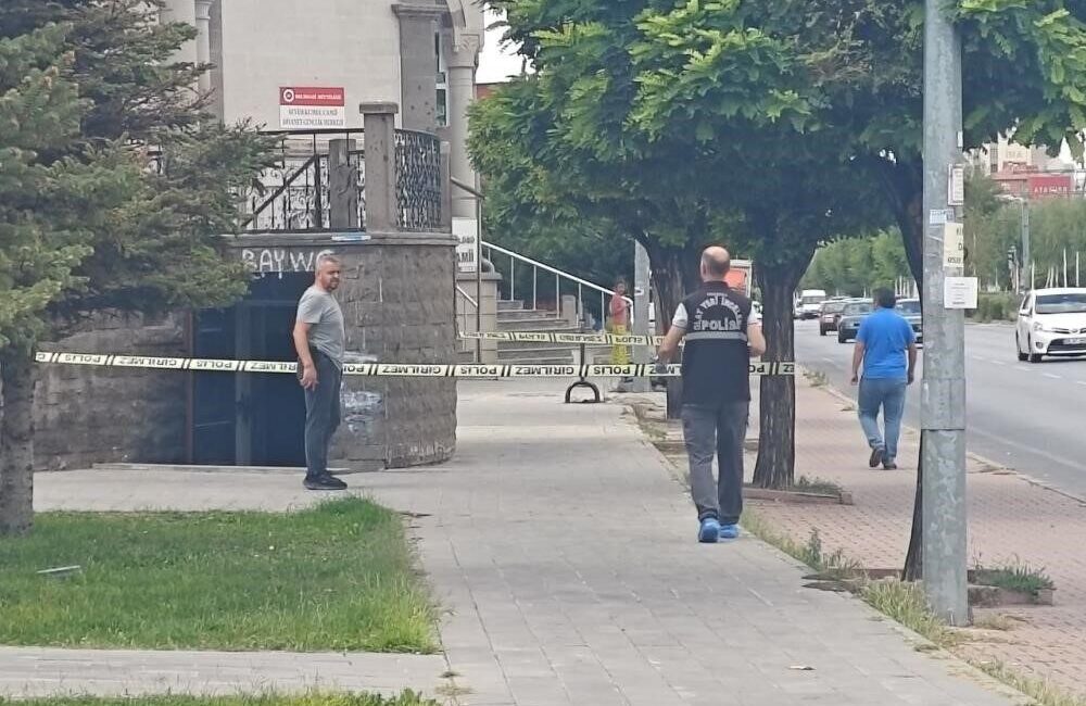 Kayseri’nin Melikgazi ilçesinde tartıştığı şahsı cami tuvaletinde bıçaklayarak yaralayan şüpheli,