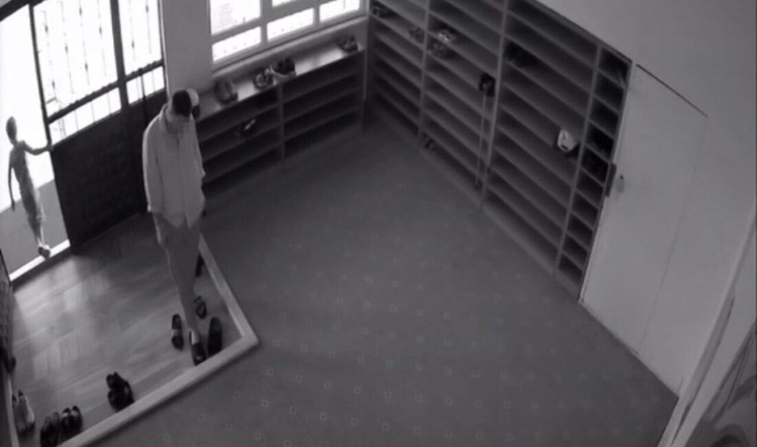 Samsun’un İlkadım ilçesinde bir camide terlik hırsızlığı gerçekleşti. Olay saniye