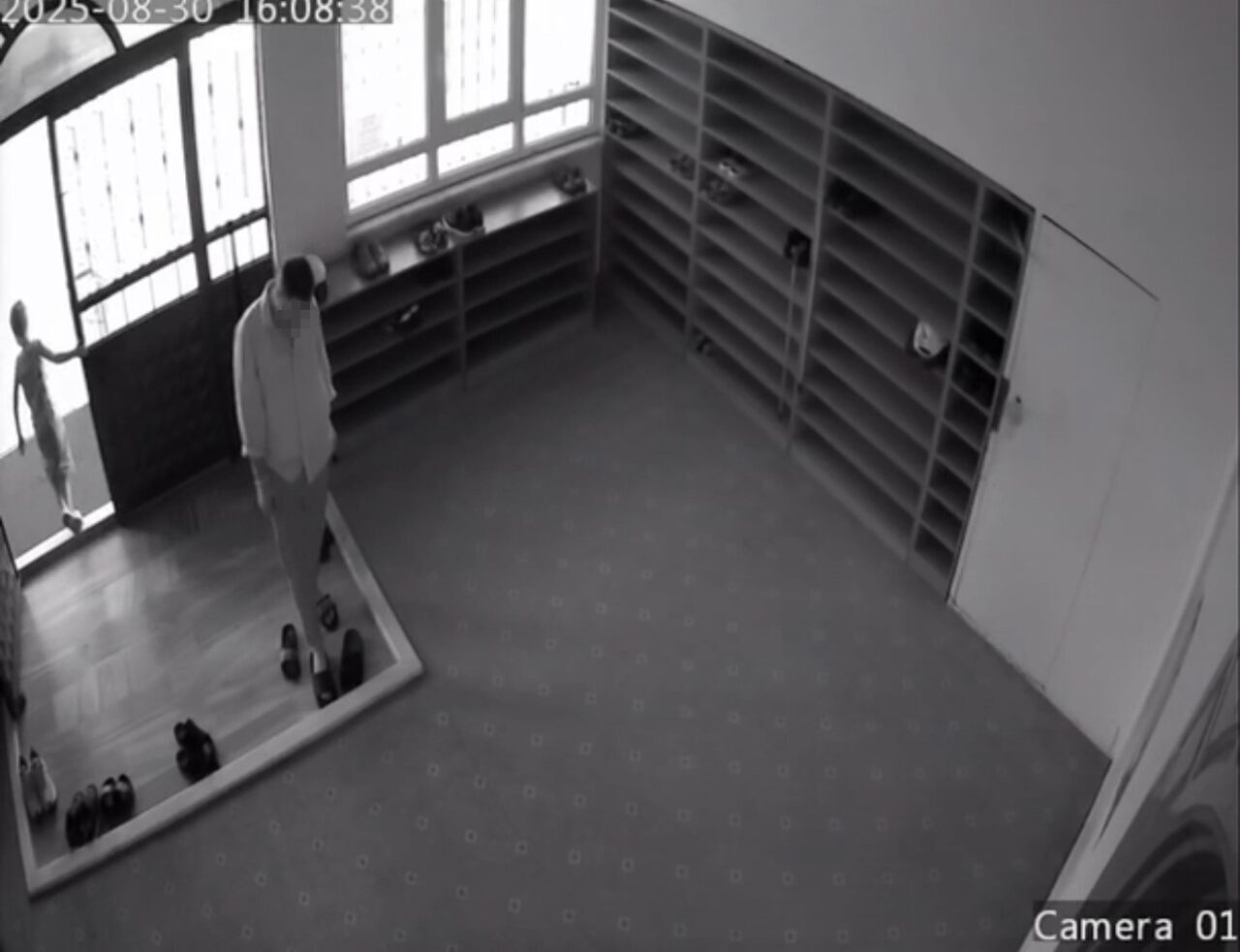 Samsun’un İlkadım ilçesinde bir camide terlik hırsızlığı gerçekleşti. Olay saniye