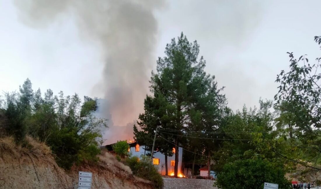 Denizli’nin Acıpayam ilçesinde cami ve bir otomobil kullanılamaz hale geldiği