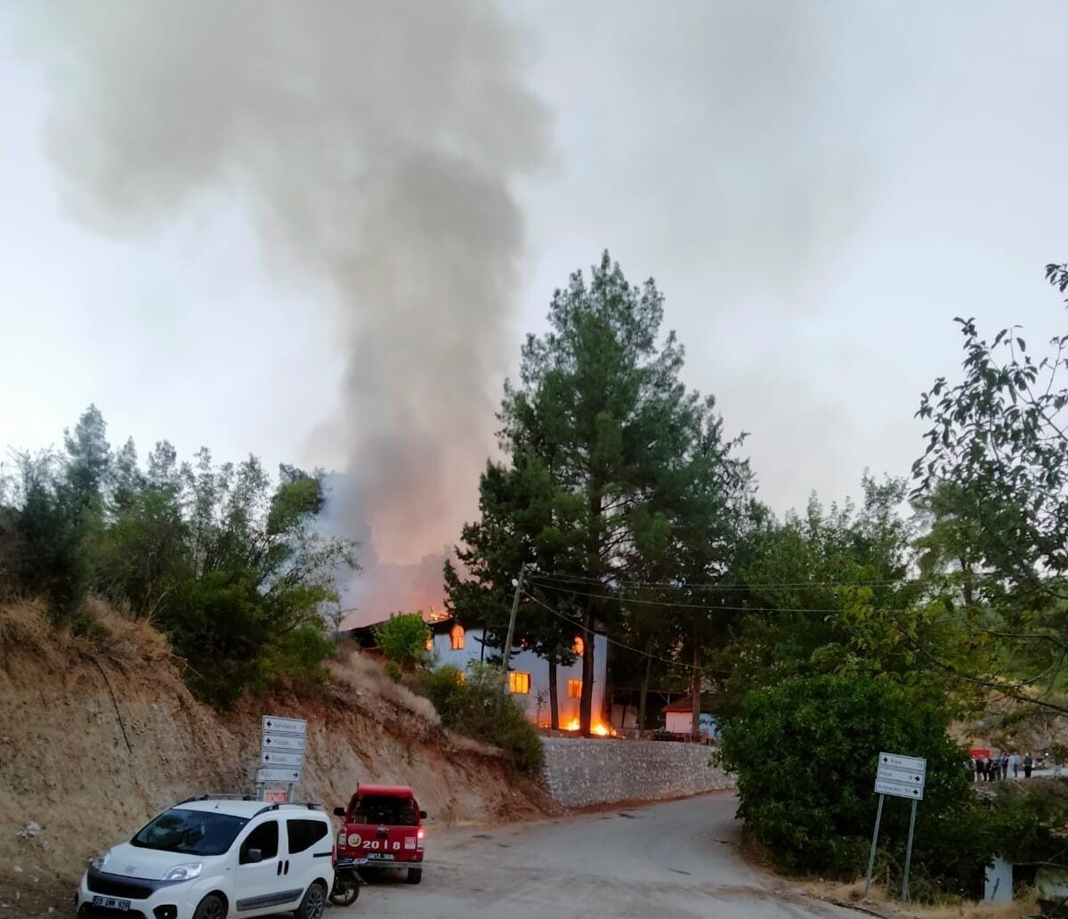 Denizli’nin Acıpayam ilçesinde cami ve bir otomobil kullanılamaz hale geldiği