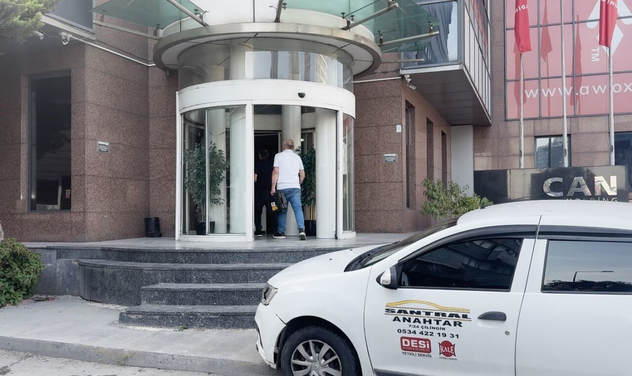 Can Holding’in Küçükçekmece’deki merkezinde jandarma ekiplerinin çalışması devam ederken, çilingir