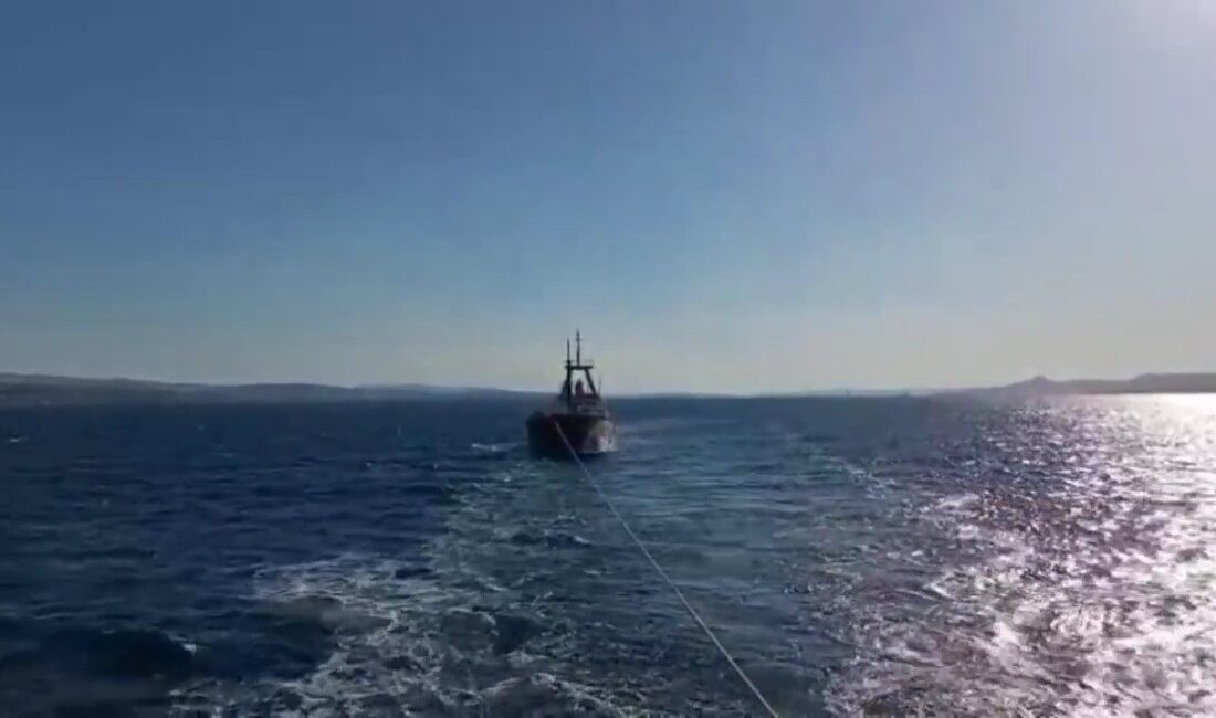 Çanakkale Boğazı’nda makina arızası yapan Türkiye bayraklı kuru yük gemisi,