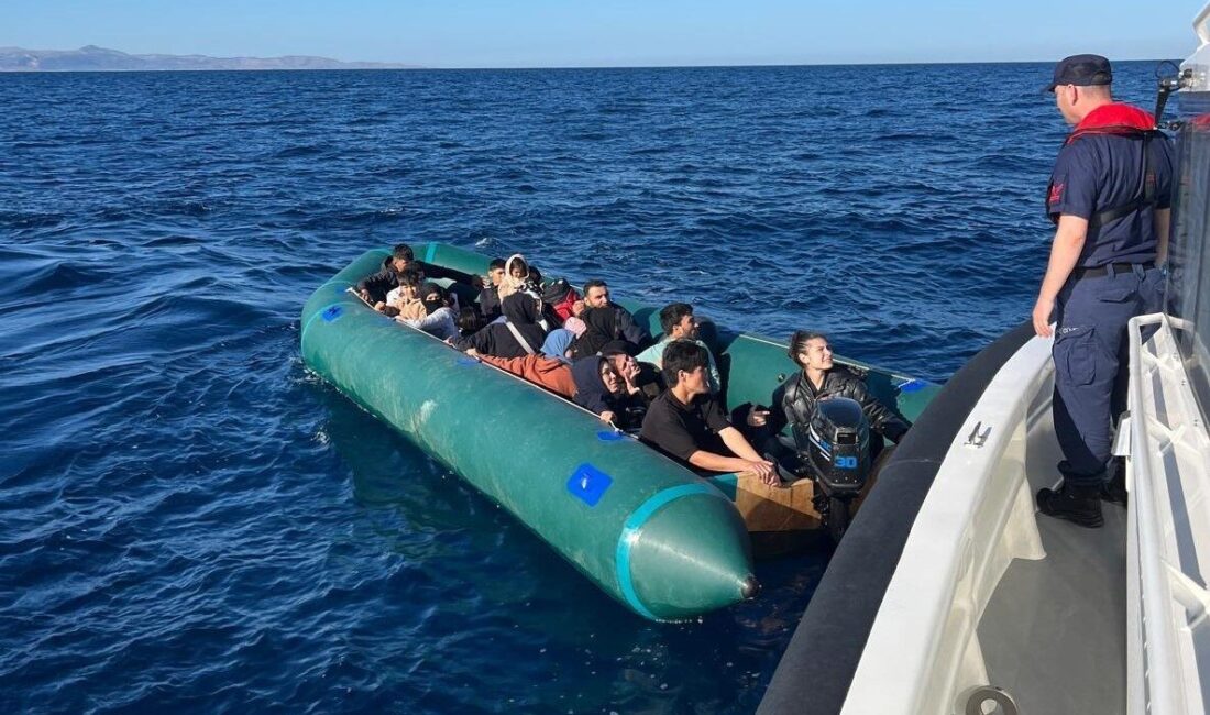 Çanakkale’nin Ayvacık ilçesi açıklarında Sahil Güvenlik ekiplerince 24 kaçak göçmen