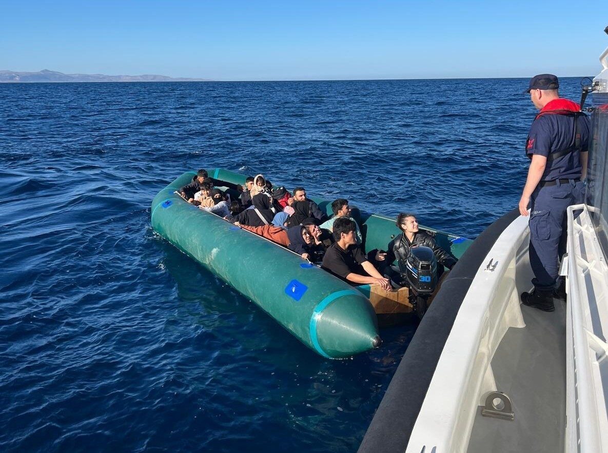 Çanakkale’nin Ayvacık ilçesi açıklarında Sahil Güvenlik ekiplerince 24 kaçak göçmen