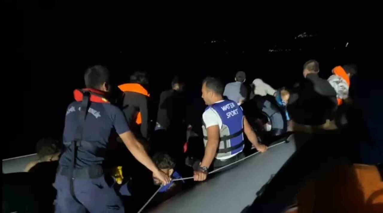 Çanakkale’nin Ayvacık ilçesi açıklarında Sahil Güvenlik Komutanlığı ekiplerince, lastik bot