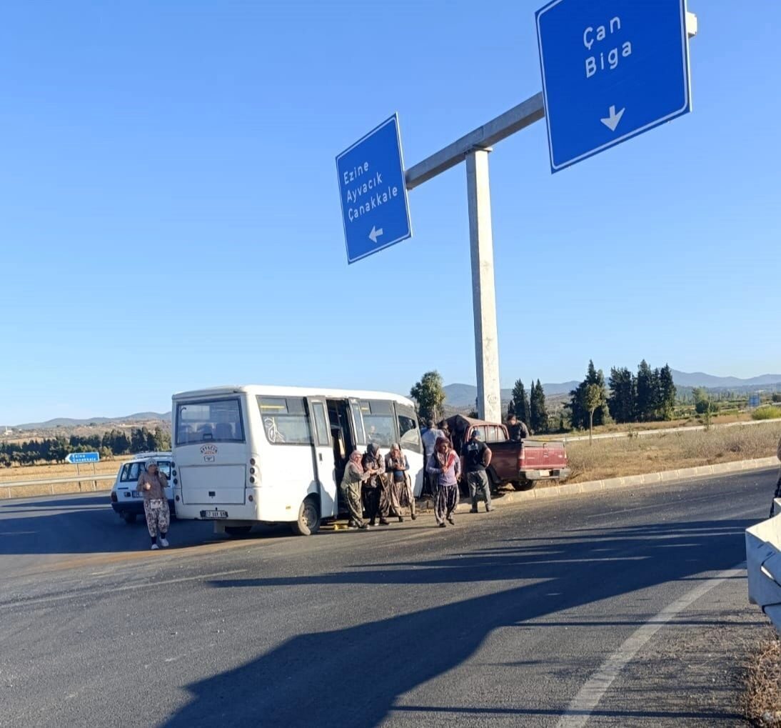 Çanakkale’nin Bayramiç ilçesinde minibüs ile hafif ticari aracın çarpıştığı kazada