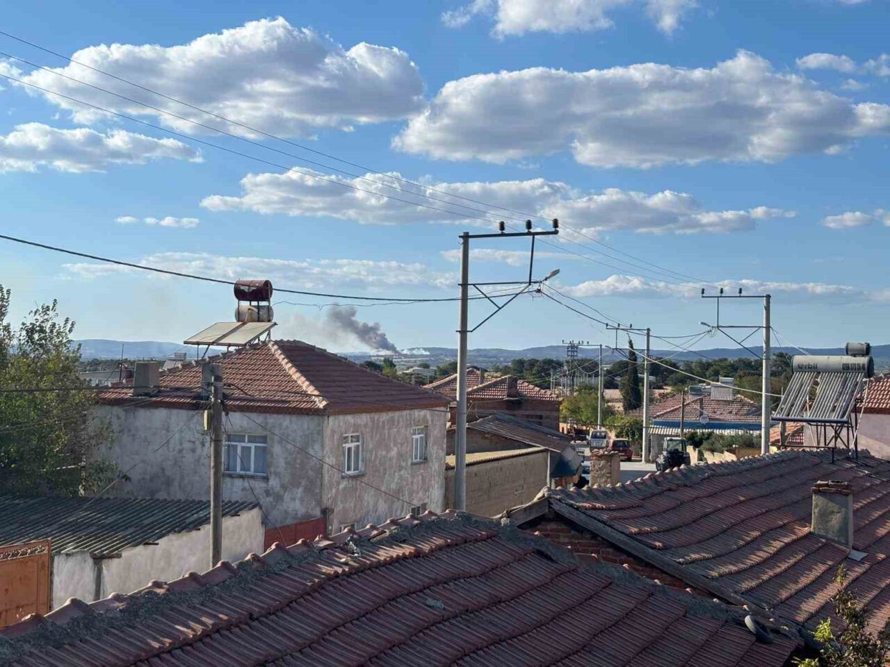 Çanakkale’nin Ezine ilçesinde çıkan orman yangınına ekiplerin havadan ve karadan