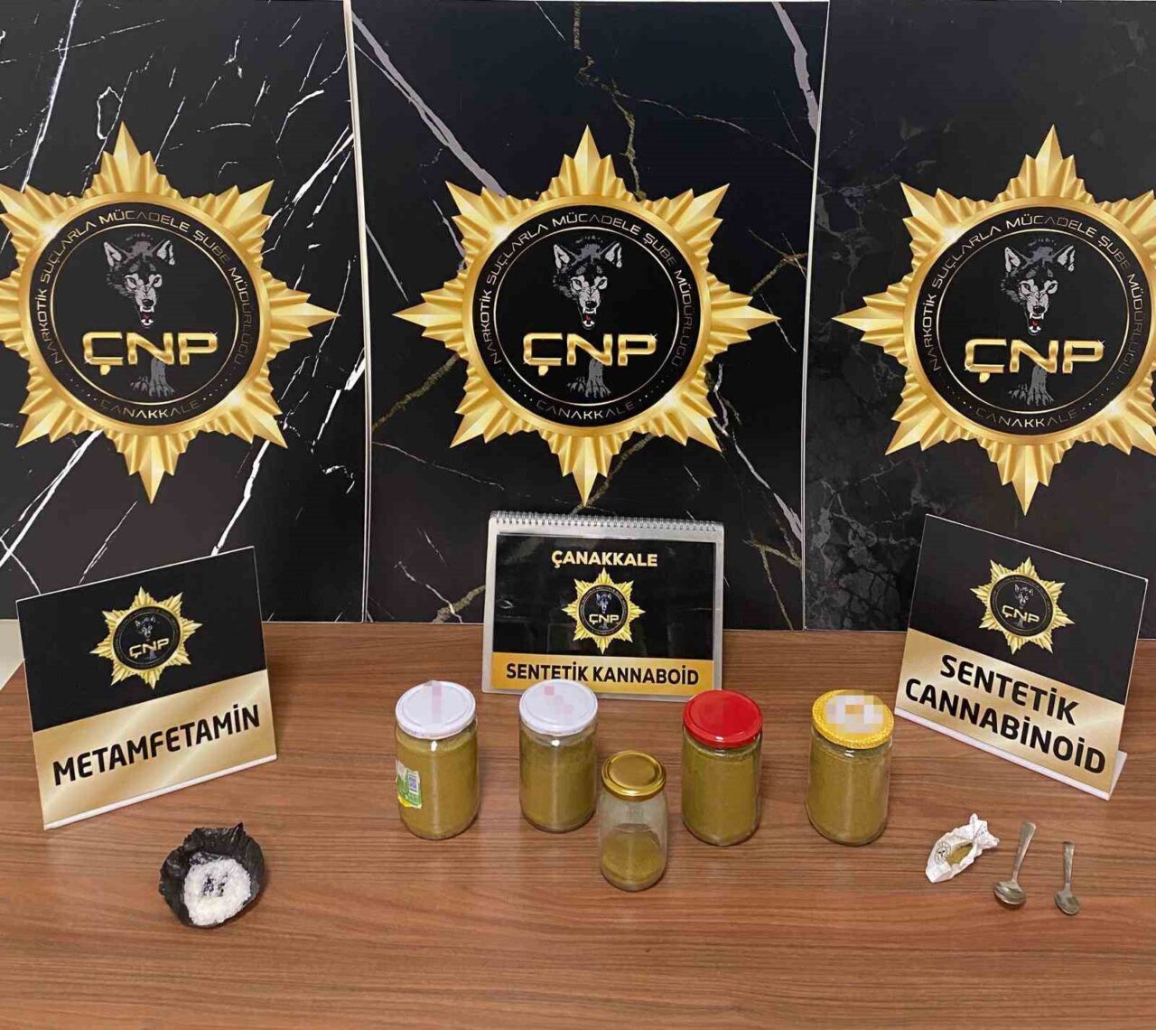 Çanakkale’de polis ekipleri tarafından uyuşturucuyla mücadele çerçevesinde düzenlenen operasyonda 2