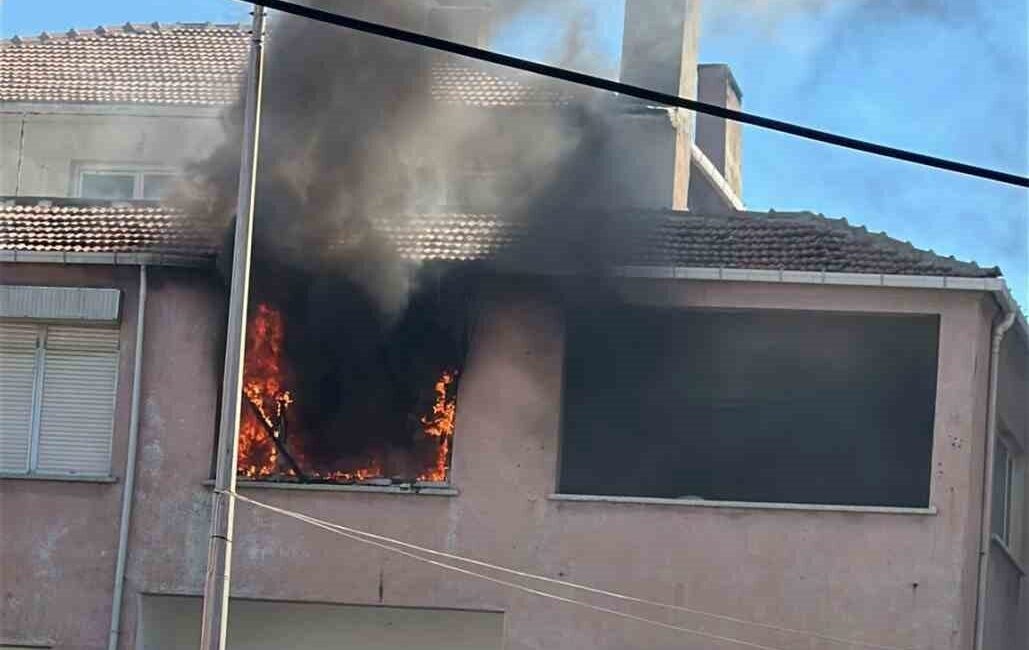 Çanakkale’nin Gelibolu ilçesinde 3 katlı bir binada çıkan yangında ev