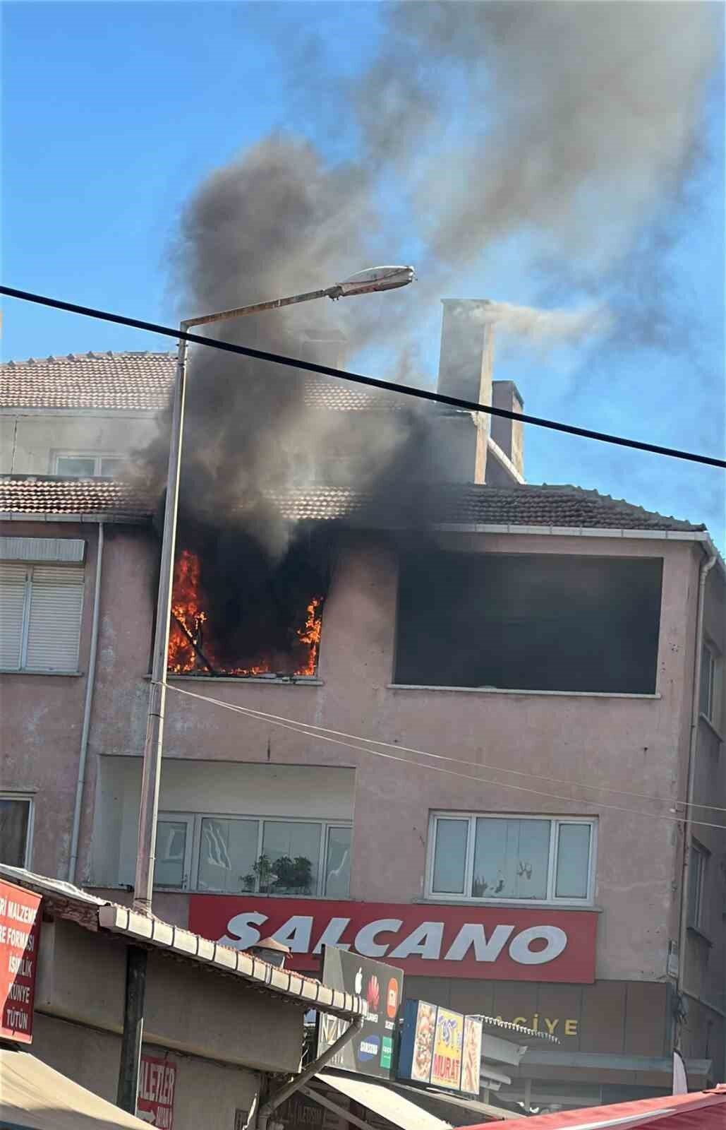 Çanakkale’nin Gelibolu ilçesinde 3 katlı bir binada çıkan yangında ev
