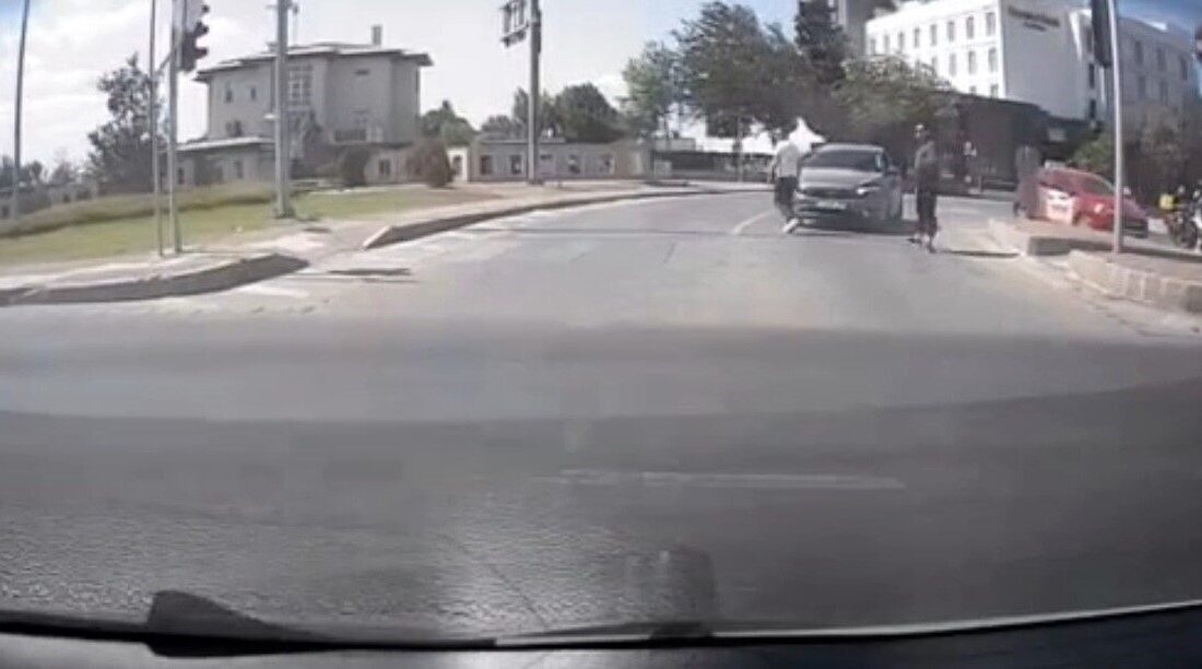 Çanakkale’de trafikte yol verme tartışmasına giren sürücü diğer sürücünün önünü