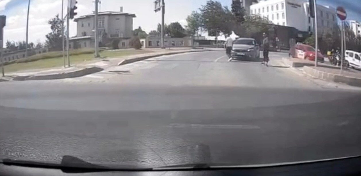 Çanakkale’de trafikte yol verme tartışmasına giren sürücü diğer sürücünün önünü