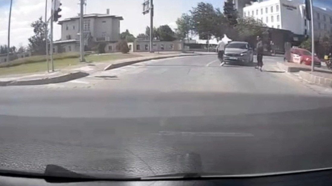 Çanakkale’de trafikte yol verme tartışmasına giren sürücü diğer sürücünün önünü