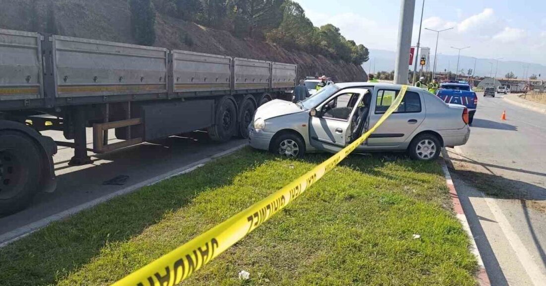 Çanakkale’nin Çan ilçesinde tır ile otomobilin çarpışması sonucu 1 kişi