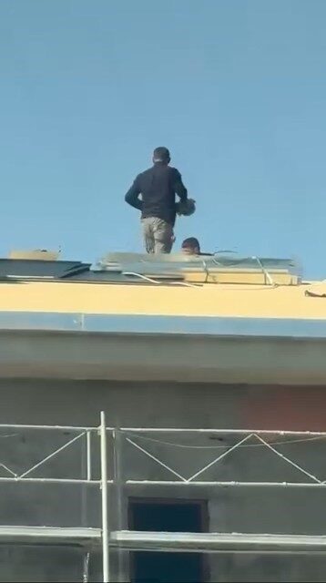 Elazığ’da 5 katlı binanın çatısında hiçbir güvenlik almadan çalışan işçiler