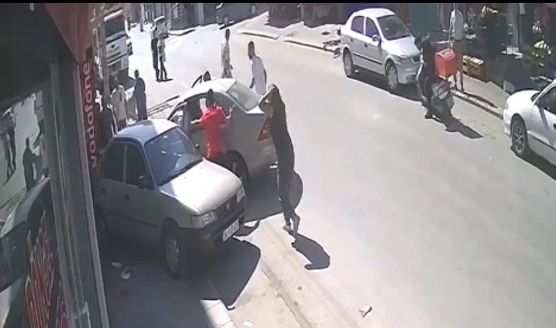 Eskişehir’de bir aracın park halindeki başka bir araca çarparak bir