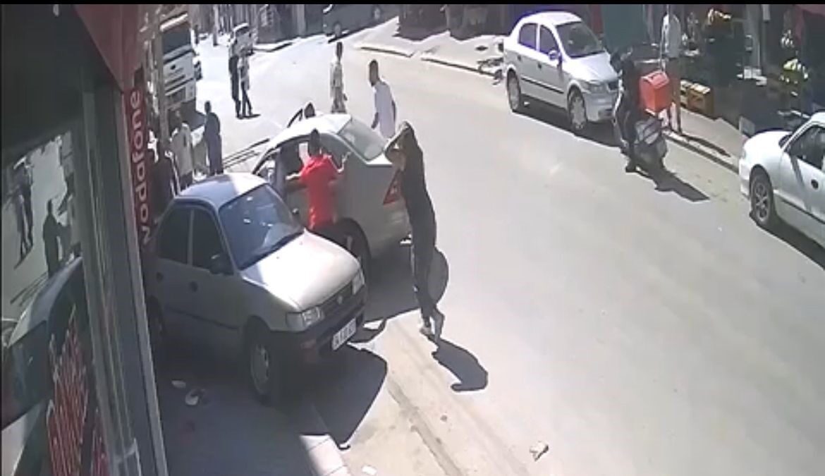 Eskişehir’de bir aracın park halindeki başka bir araca çarparak bir