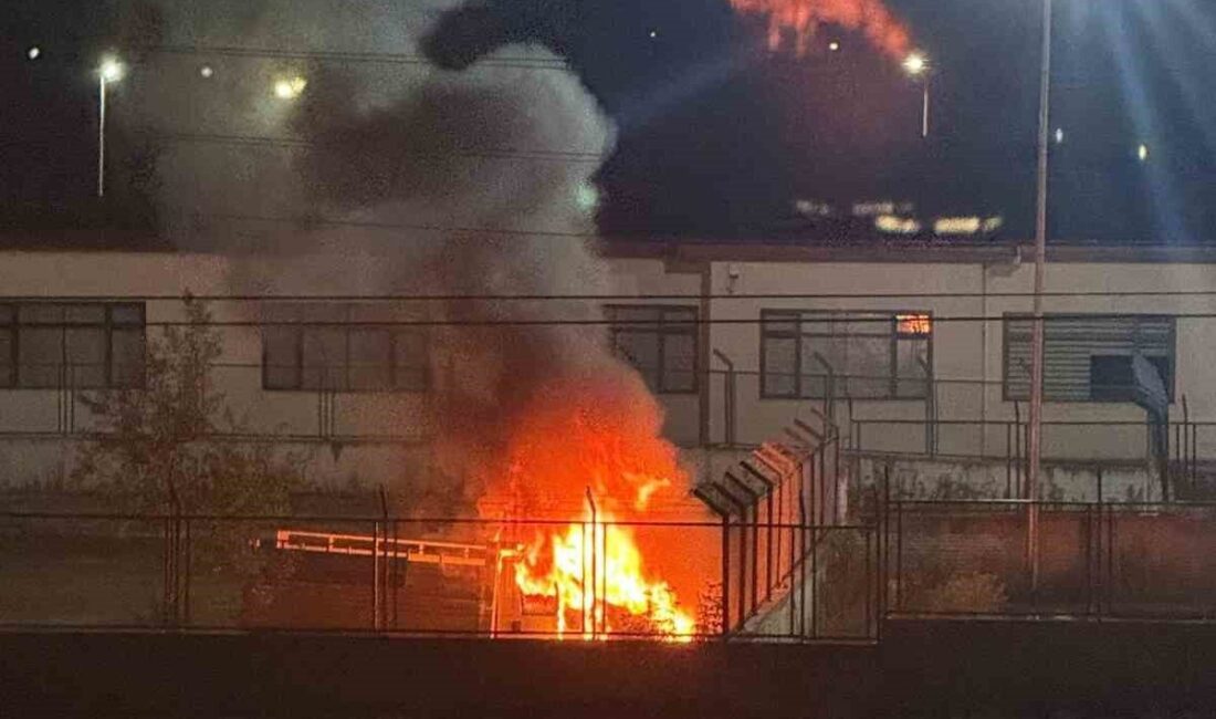 Samsun’un Çarşamba Cezaevi bahçesinde park halinde bulunan kamyonet, henüz bilinmeyen