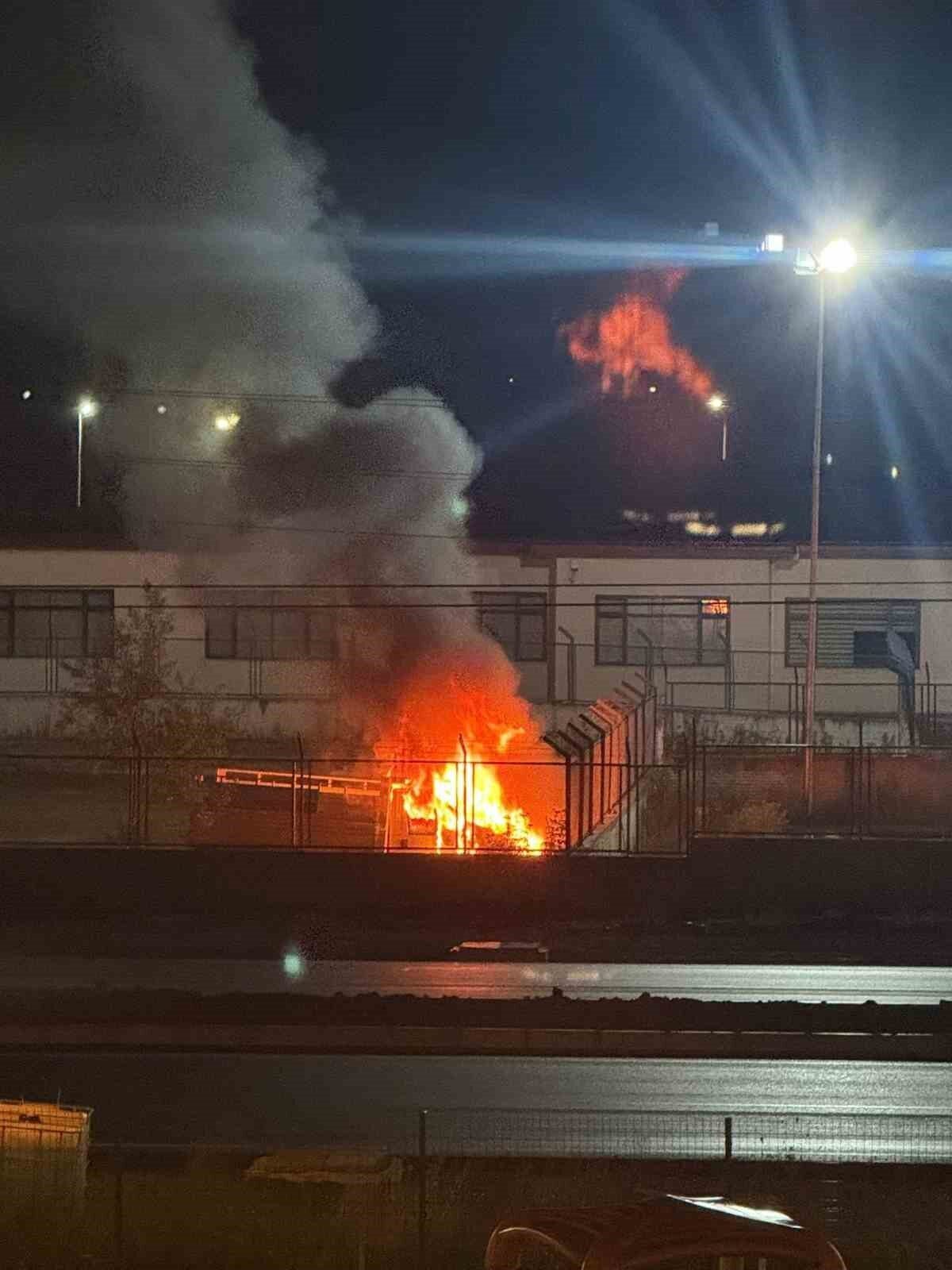 Samsun’un Çarşamba Cezaevi bahçesinde park halinde bulunan kamyonet, henüz bilinmeyen