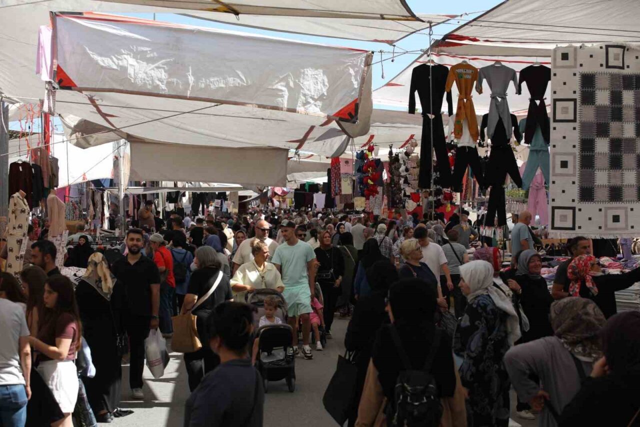 Çarşamba Kumaş Pazarı bugün ilk kez yeni yerinde açıldı. Erenler