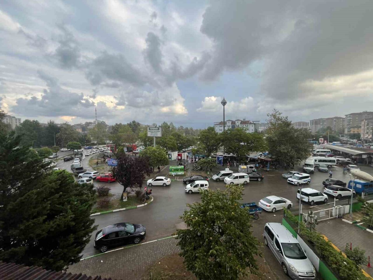 Samsun’un Çarşamba ilçesinde öğleden sonra başlayan yağmur, sıcak havanın bunaltıcı