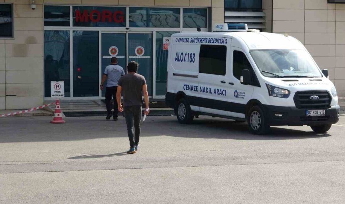 Antalya’da evde unuttuğu anahtar nedeniyle çatıdan sarkıttığı hortum ile ikametine