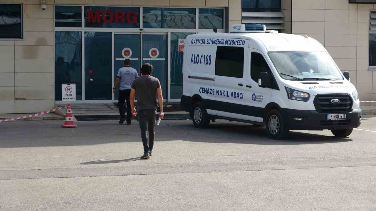 Antalya’da evde unuttuğu anahtar nedeniyle çatıdan sarkıttığı hortum ile ikametine