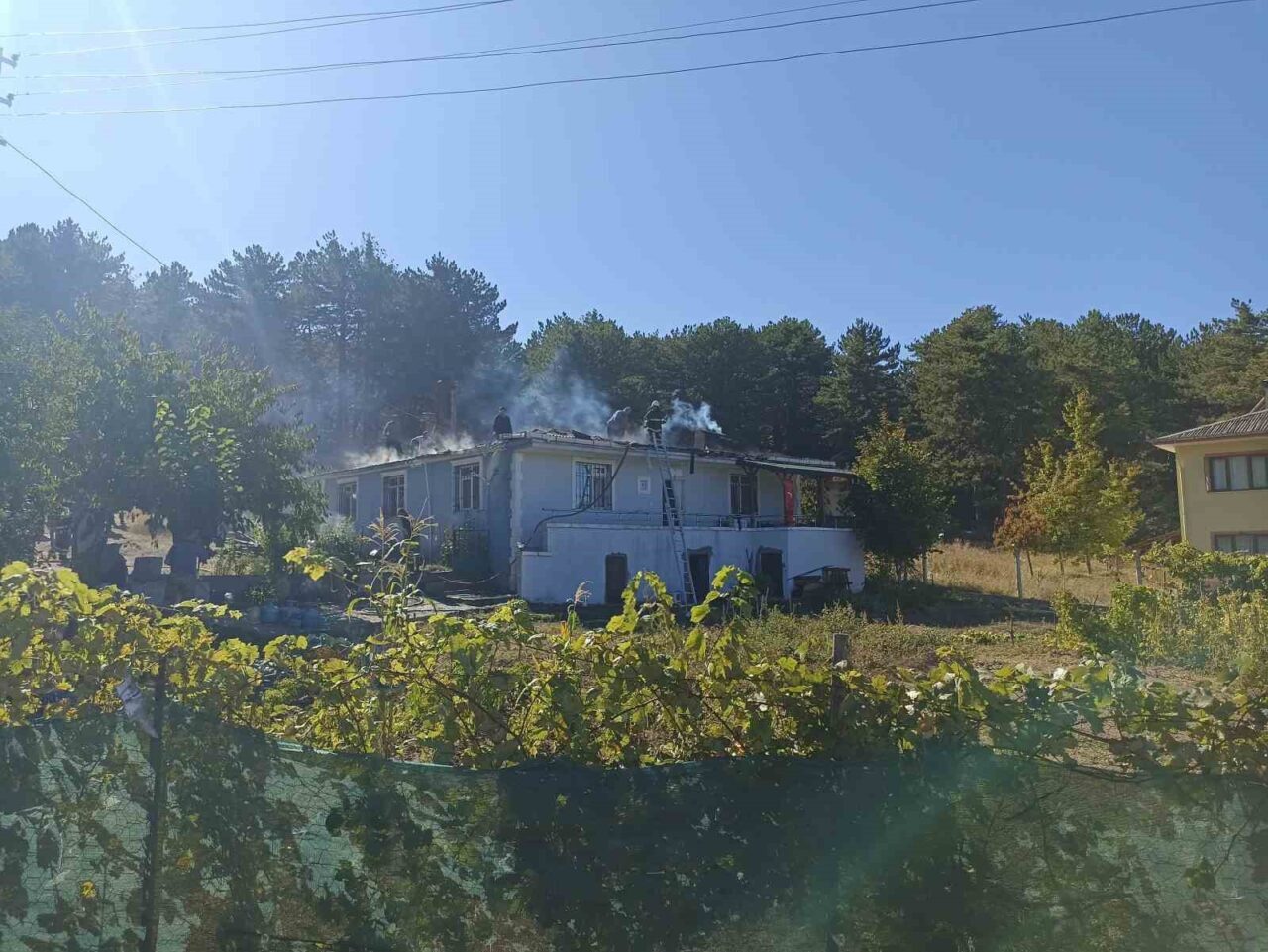 Kastamonu’nun Tosya ilçesinde bir evin çatı kısmında çıkan yangın itfaiye