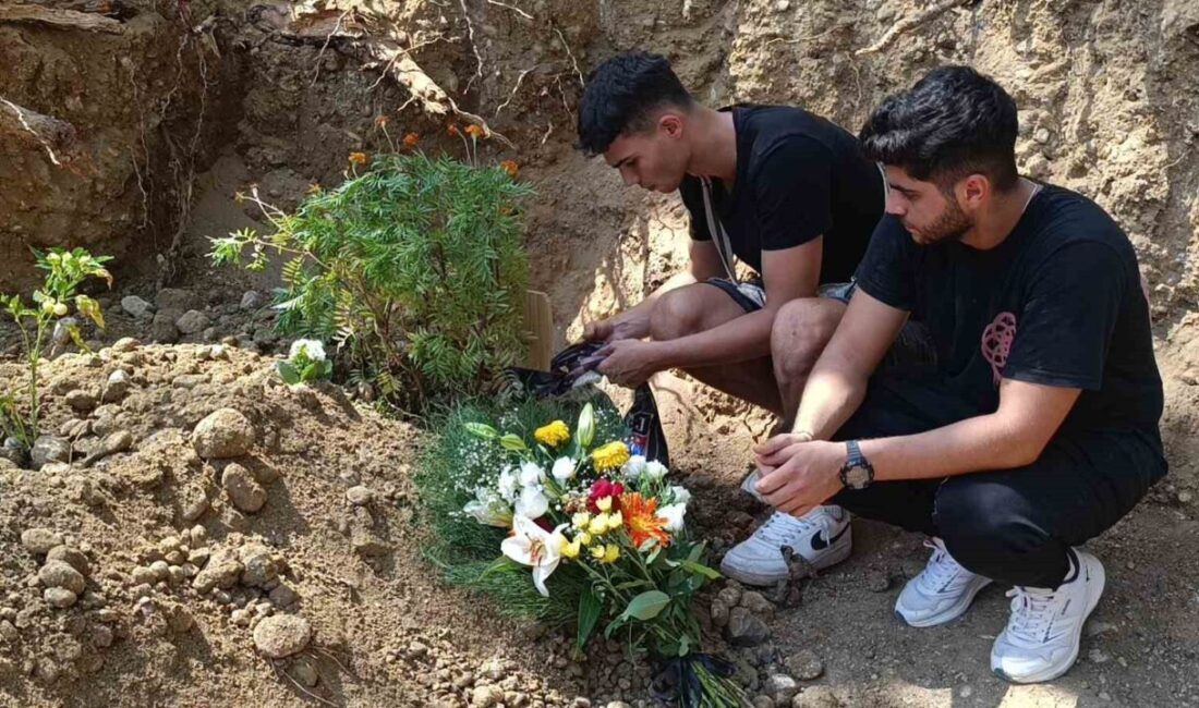 Antalya’nın Manavgat ilçesinde evinin anahtarını içeride unuttuğu için çatıya çıkan