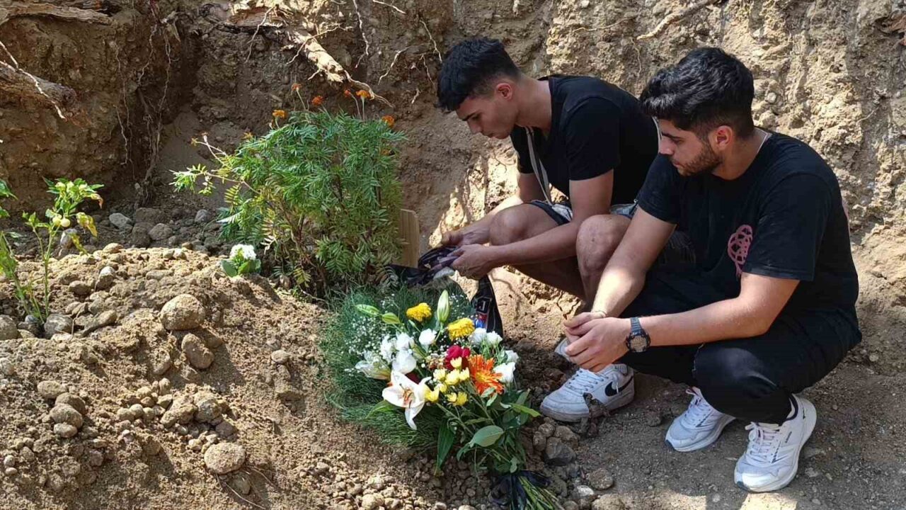 Antalya’nın Manavgat ilçesinde evinin anahtarını içeride unuttuğu için çatıya çıkan