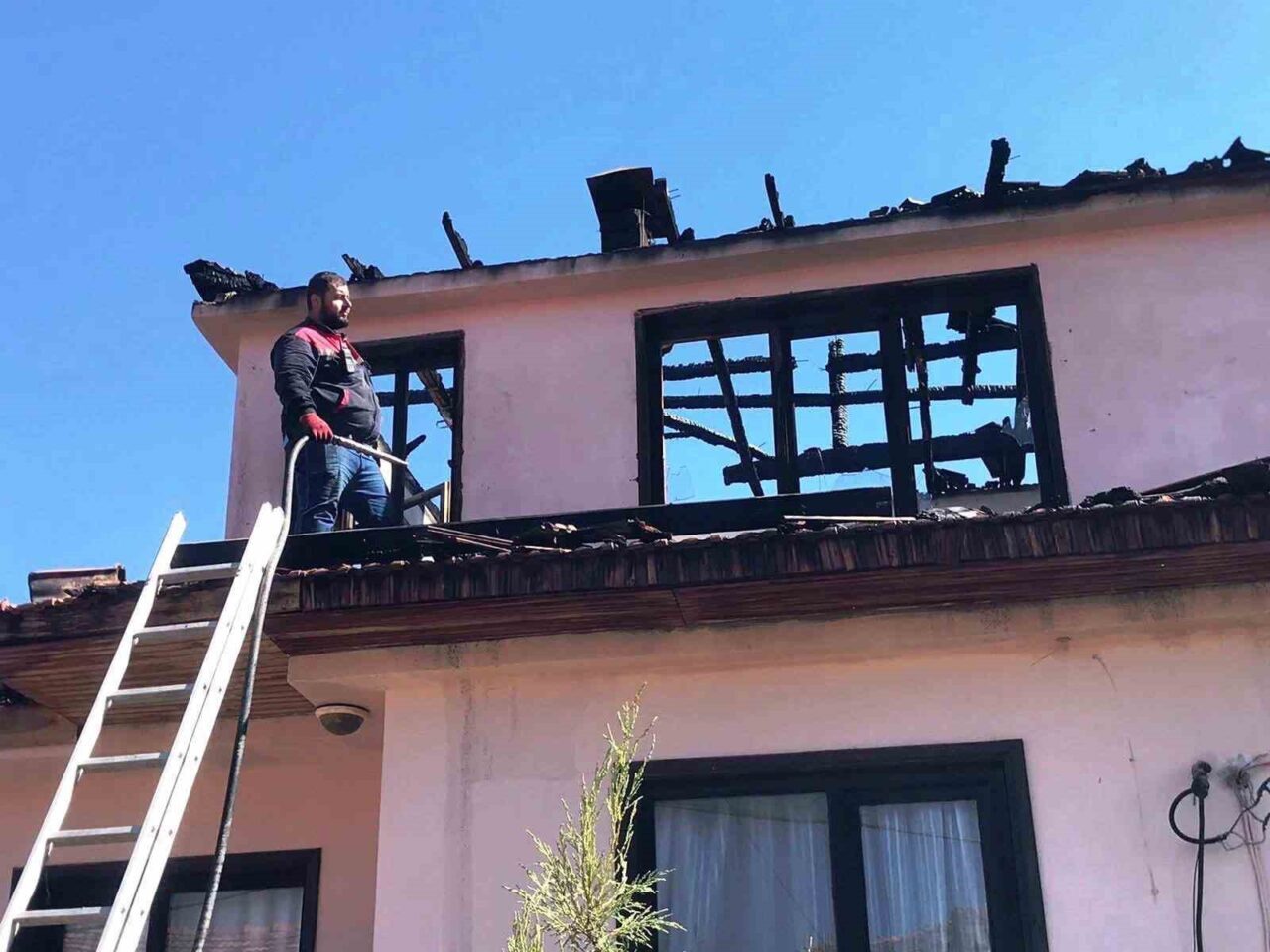 Kütahya’nın Çavdarhisar ilçesi Ağarı köyünde bir evin terasında gözleme yapılırken