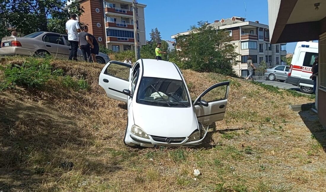 Zonguldak’ın Çaycuma ilçesinde otomobille çarpışan araç yoldan çıkarak evin boşluğuna
