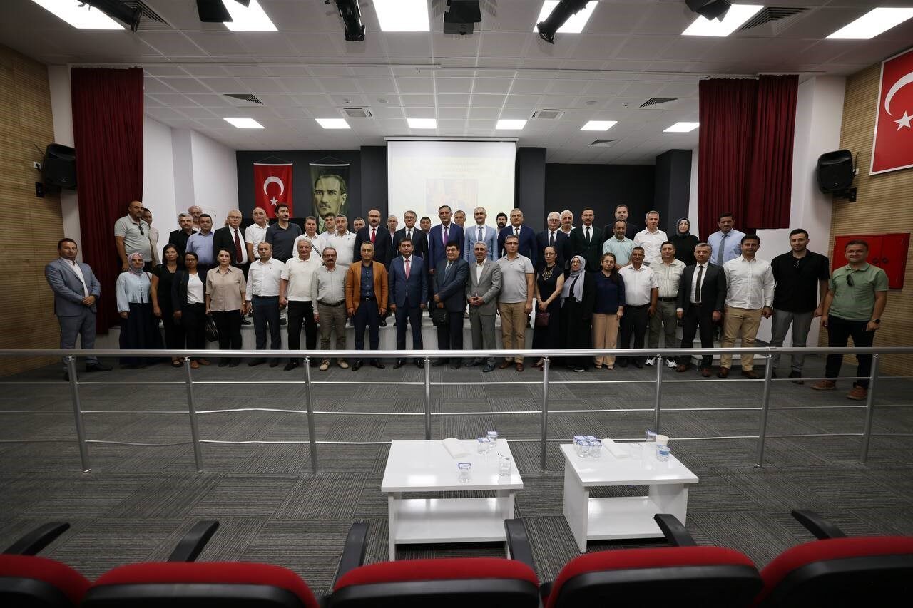 Çayırova’da 2025-2026 eğitim öğretim dönemi öncesinde eğitim paydaşlarının katılımıyla toplantı