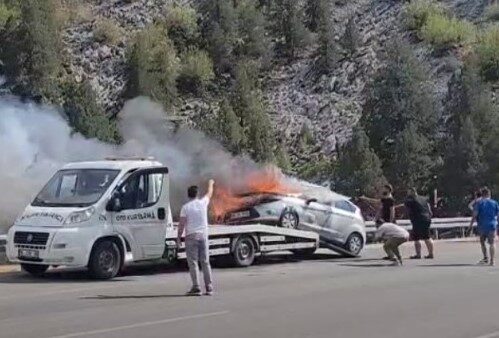 Konya’nın Beyşehir ilçesi yakınlarında seyir halindeki çekicinin üzerindeki otomobil alev