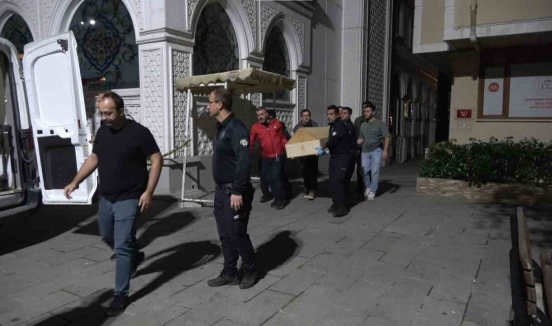 İstanbul Çekmeköy’de bulunan Merkez Camii’nin tuvaletinde genç bir adamın cansız