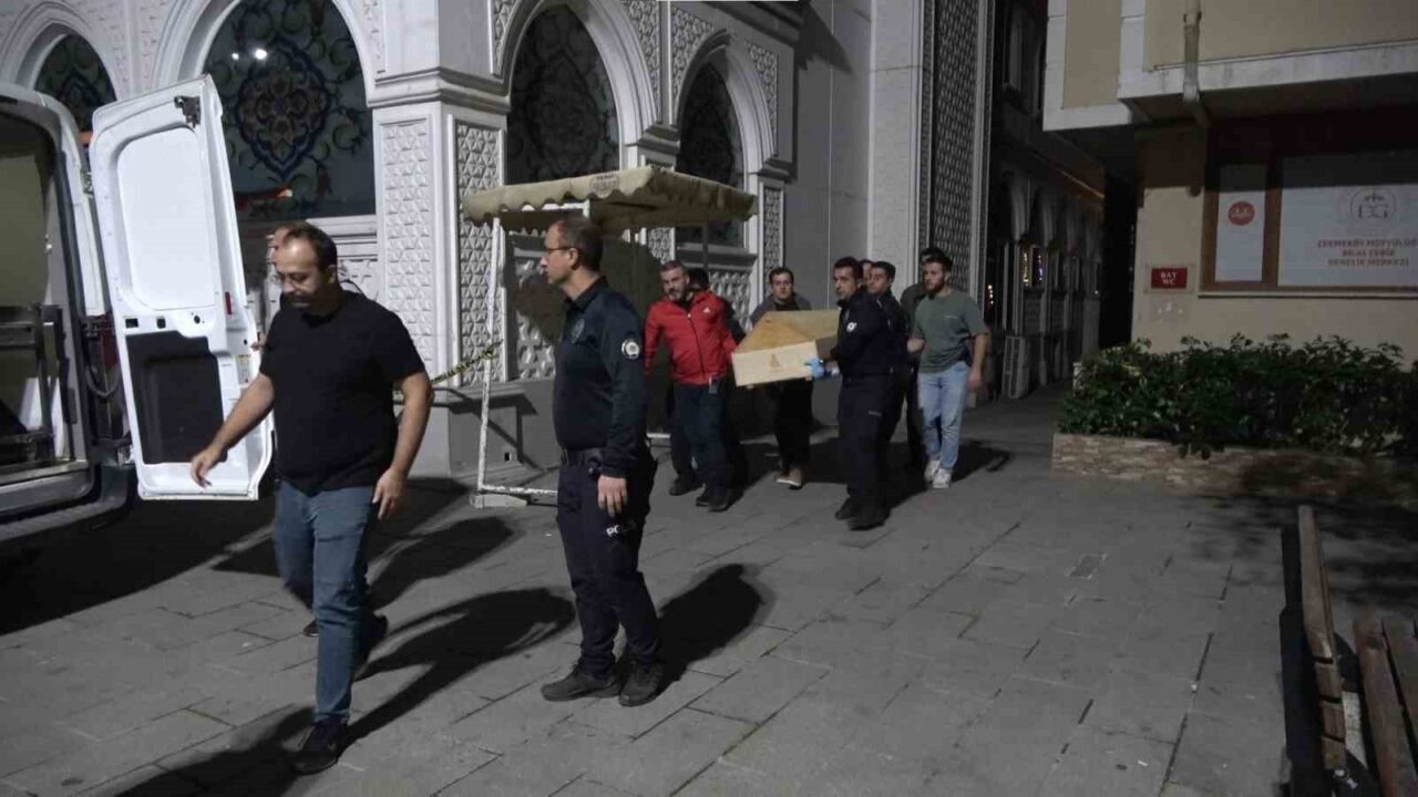 İstanbul Çekmeköy’de bulunan Merkez Camii’nin tuvaletinde genç bir adamın cansız