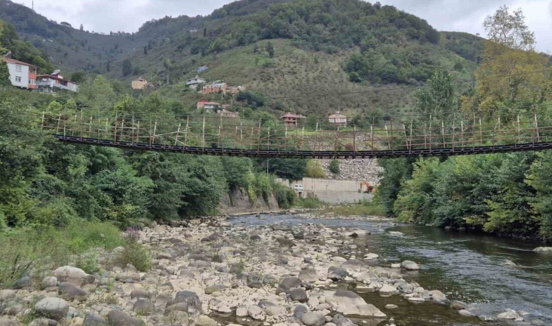 Giresun’un Bulancak ilçesinde Pazarsuyu Deresi üzerine kurulu çelik halatlara bağlı