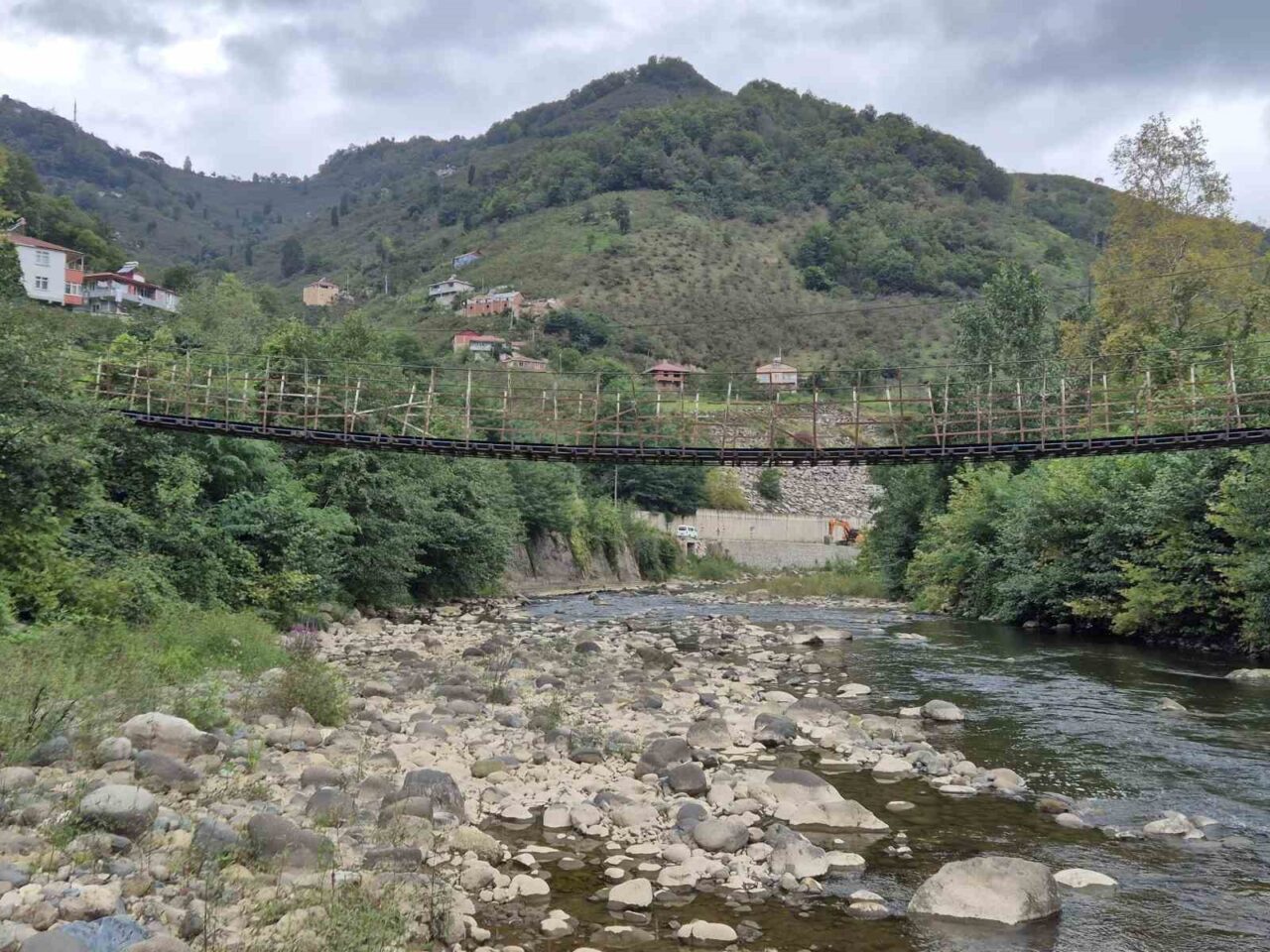 Giresun’un Bulancak ilçesinde Pazarsuyu Deresi üzerine kurulu çelik halatlara bağlı