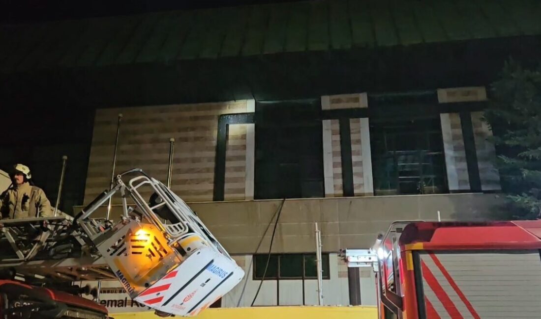 Şişli’de Cemal Reşit Rey Konser Salonu’nda çıkan yangın, itfaiye ekiplerinin