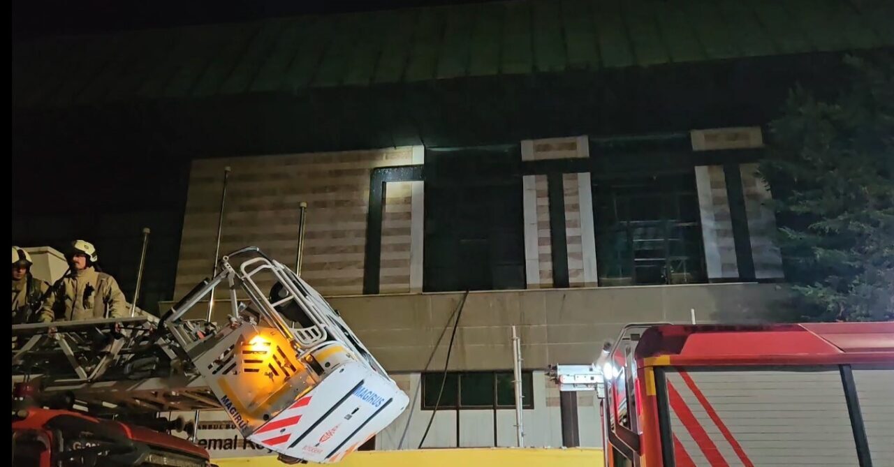 Şişli’de Cemal Reşit Rey Konser Salonu’nda çıkan yangın, itfaiye ekiplerinin