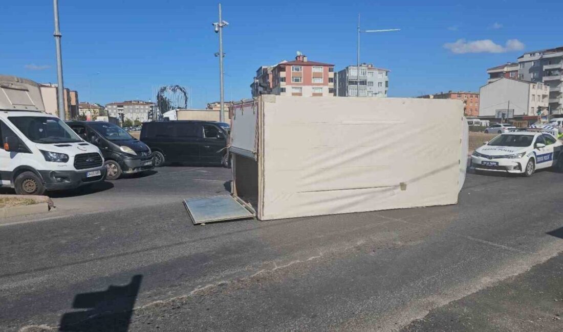 Tekirdağ’ın Çerkezköy ilçesinde dönüş yaptığı sırada devrilen bir kamyonetin sürücüsü