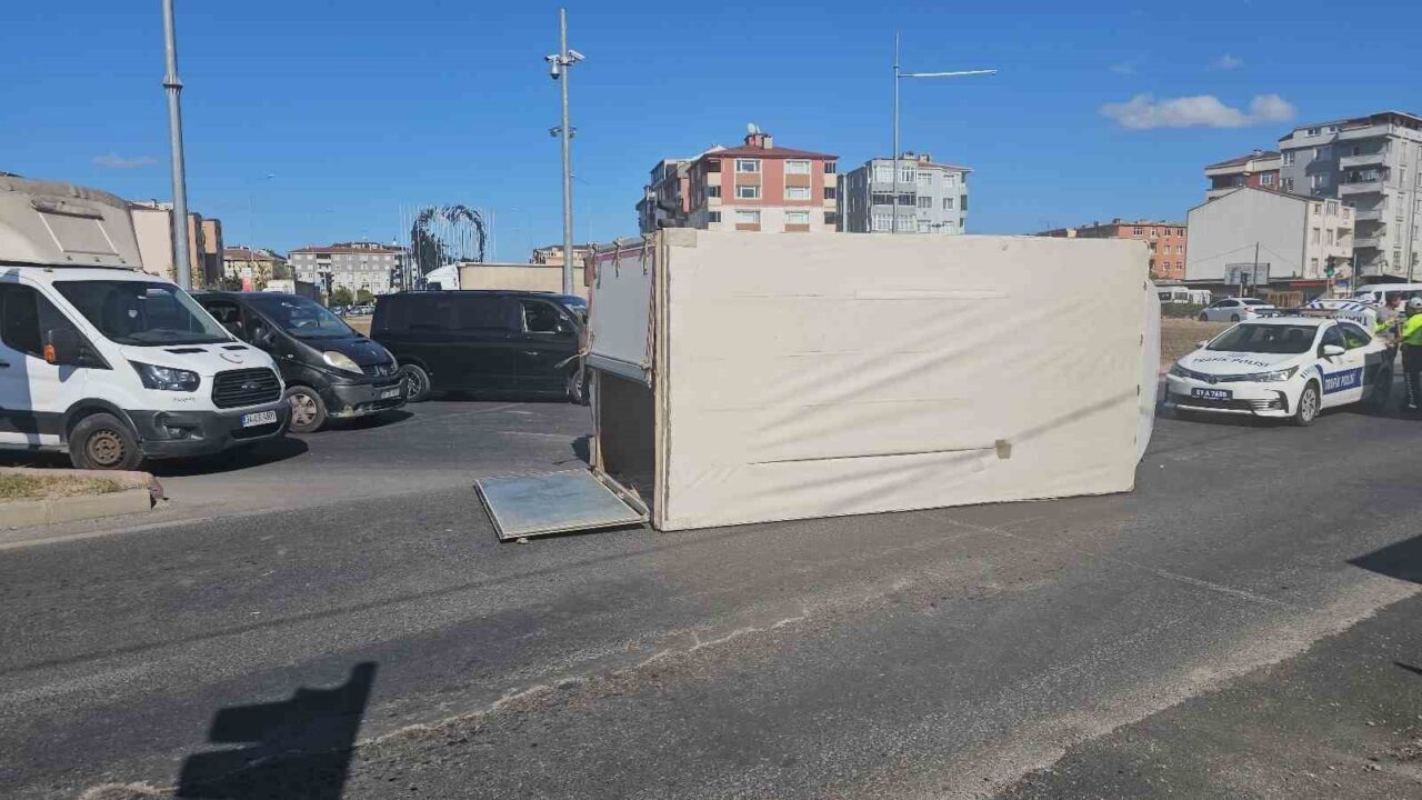 Tekirdağ’ın Çerkezköy ilçesinde dönüş yaptığı sırada devrilen bir kamyonetin sürücüsü