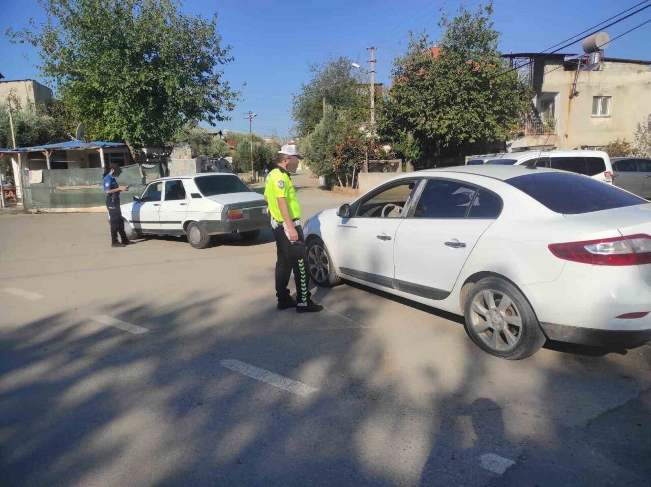 Adana’nın Kozan ilçesinde polis ekiplerinin yaptığı huzur ve güven uygulamalarında