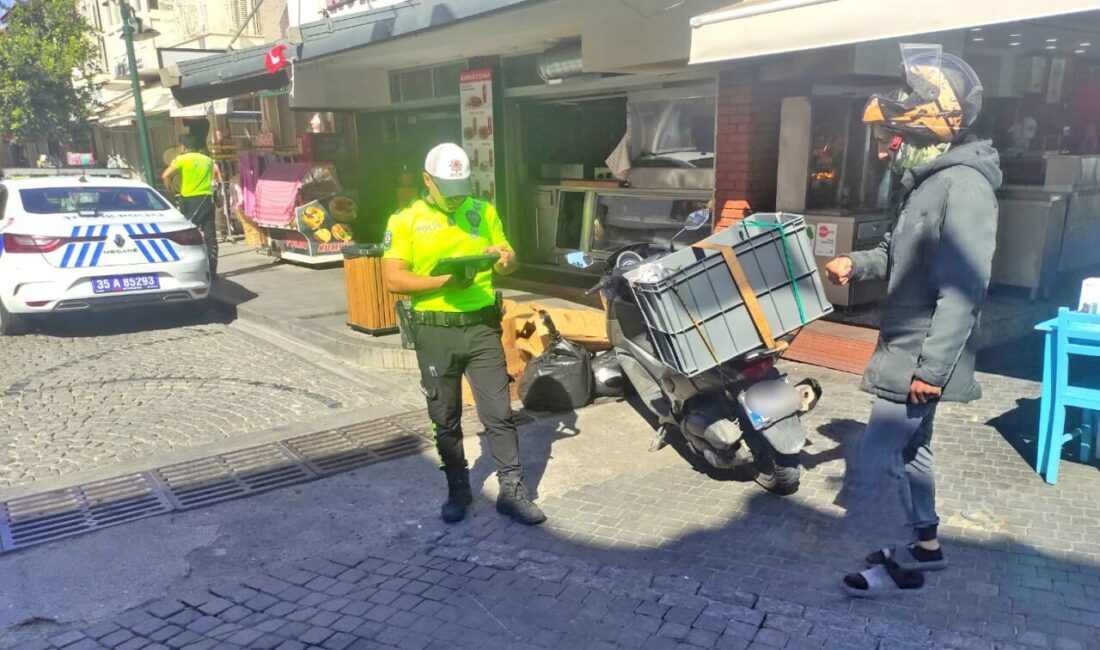 Çeşme İlçe Emniyet Müdürlüğü Trafik ekipleri, çarşı merkezinde motosiklet sürücülerine