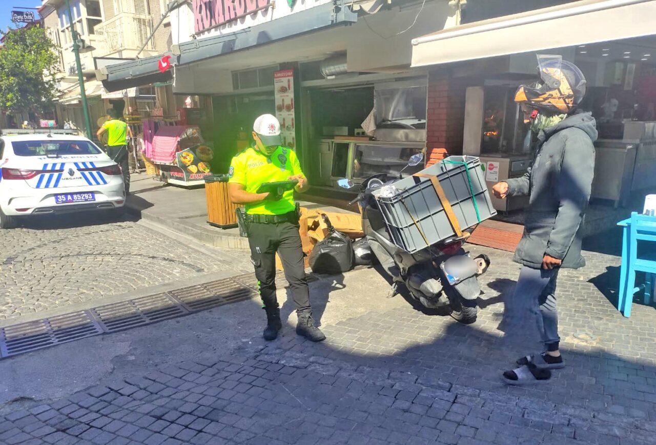 Çeşme İlçe Emniyet Müdürlüğü Trafik ekipleri, çarşı merkezinde motosiklet sürücülerine