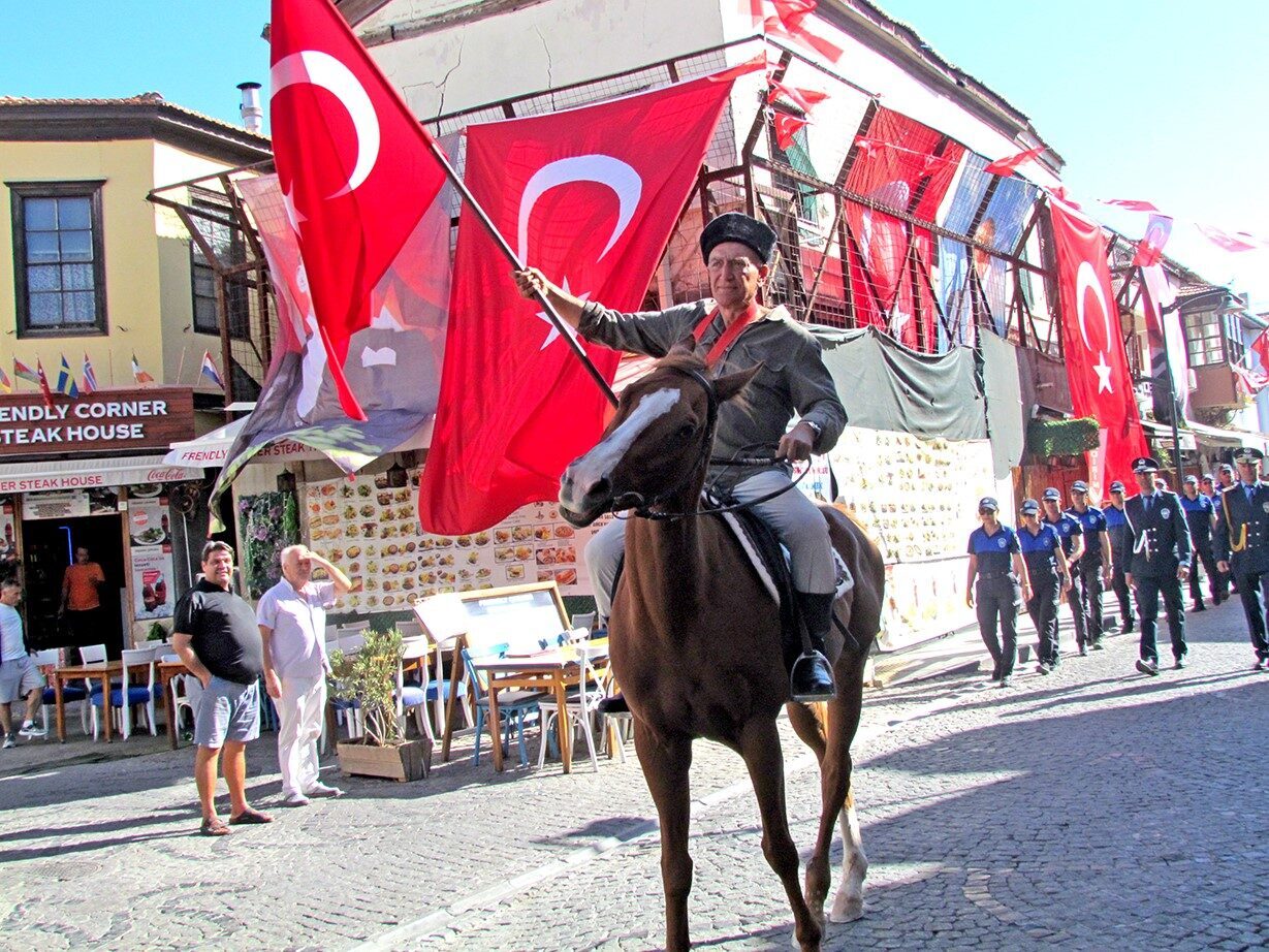 Çeşme’nin düşman işgalinden kurtuluşunun 103. yıldönümü, düzenlenen resmi tören ve