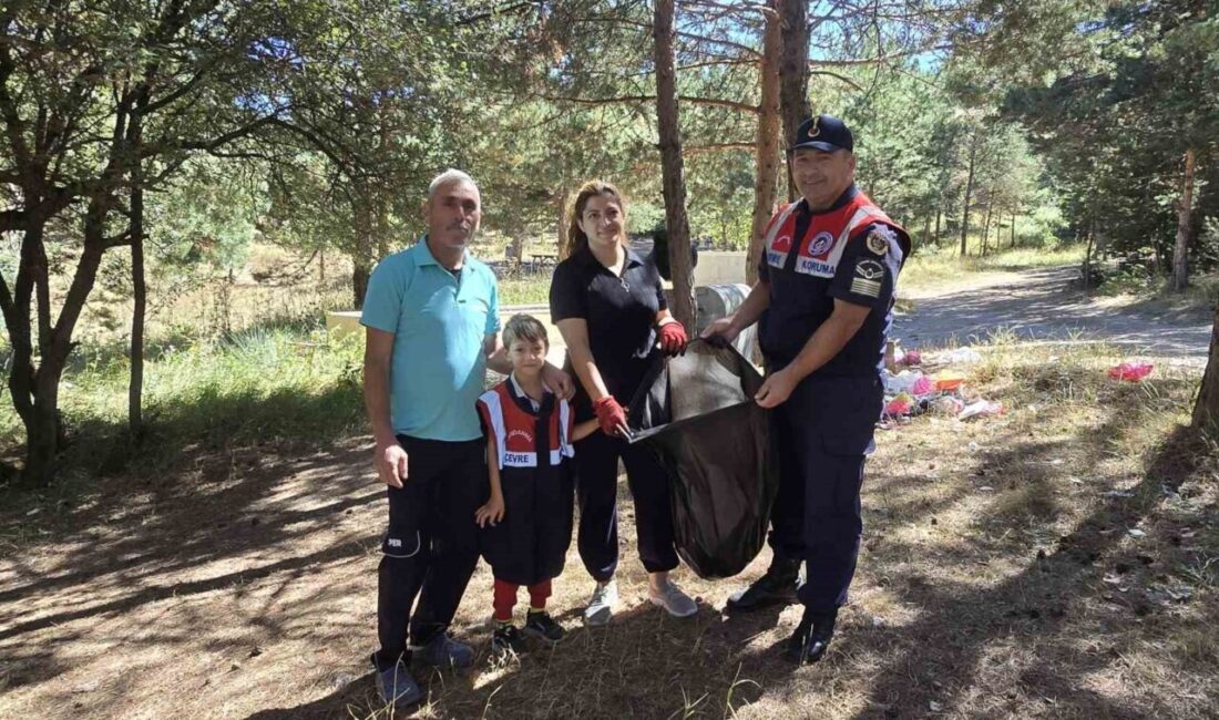 Yozgat’ta ormanlık alanda kuşburnu toplayan aile, arazideki çevre kirliliğine duyarsız